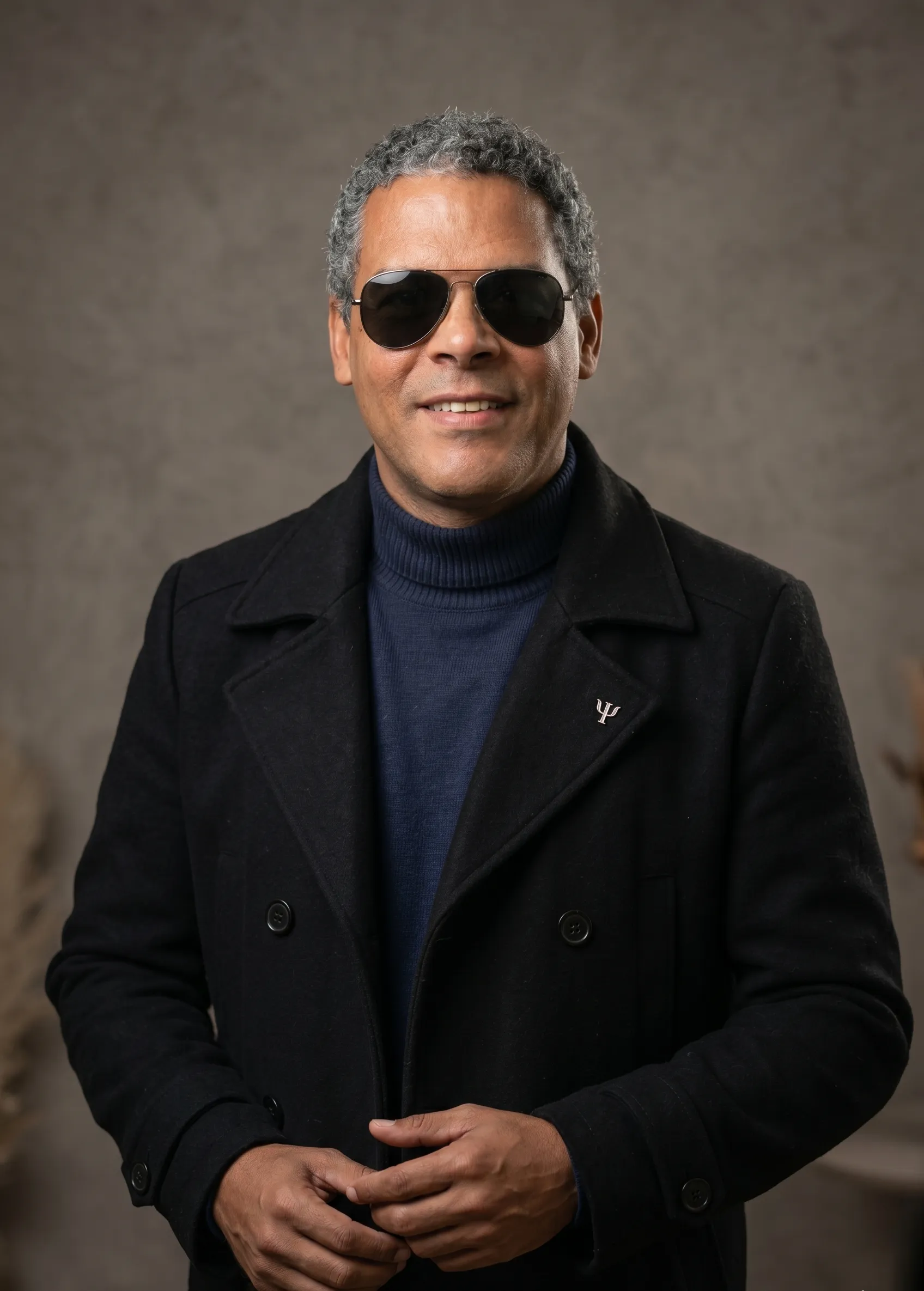 Fotografia de retrato de Alexandre Martins dos Santos, psicólogo e palestrante, transmitindo acolhimento e escuta atenta.